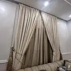 ستاره وكرسيين وطاولات ولمبات