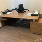 للبيع  3 مكاتب مع أرفف جانبية   شبه جديدة