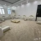 مساند ظهر خشبي فخم مع فرشه وطاوله شبه جديد
