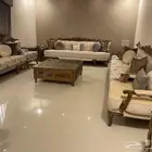 كنب كلاسيك مميز وشبه جديد مع طاولات وستارة