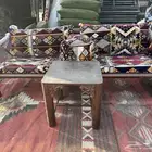 يوجد كراسي خارجية وجلسات وشراعات كراسي وطاولات