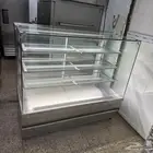 ثلاجة عرض حلويات