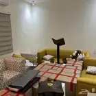 كنب لون ذهبي مع طاولة وسط