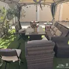 مظلة خارجية مع كنب خيزران بحالة جيده جدا