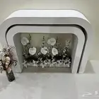 طاوله مع مزهريتين