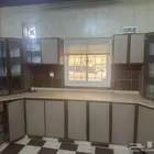 مطبخ كامل ودرج ملابس وجلسه وستائرها