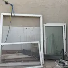 شبابيك لمنيوم وباب خشب