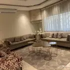 طقم كنب نطيف مع طاولة وفرشة