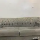 كنب ثلاث قطع وطاولتين
