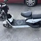 للبيع سكوتر شغال نضيف ب 700 لتواصل   966 57 605 3443