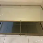 طاوله قزاز فيها شطب بسيط والطاوله بحاله جيده