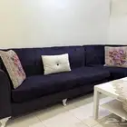 مجلس كنب نظيف مع طاولة وسط
