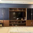 مكتبة جدارية مع مكتبة تلفزيون