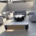 كنب عدد 7 اشخاص مع طاوله تلفزيون و طاولات خدمه