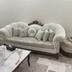 كنب صالة خشب مع طاولات خدمة