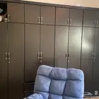 دولاب كبير مافيه الا باب طايح وكرسي هزاز مافيه الا قطع