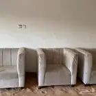 كنب وسرير نفر وطاولات ودرواج