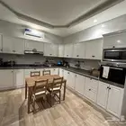 مطبخ أبيض للبيع بحالة ممتازة