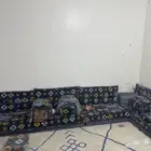 جلسة ارضية مع الطاولة