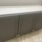 سرير وثلاجه ودولاب مطبخ وشاشه