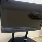 تلفاز شركة SAMSUNG سليم مع الطاولة الخاص به