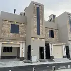 للبيع شقه روف دور ثاني وملحق كبير بالقرب من نادي ضمك