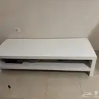 طاولة بيضاء طويلة