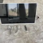 شاشات تلفزيون عدد 3 وحوامل جدارية