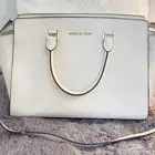 شنطة Michael Kors أصلية لون ابيض أوف وايت