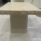 طاولة رخام نظيفه جدا