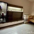 مكتبة وطاولة تلفزيون وسرير أطفال
