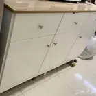 دولاب فيه ثلاث دروج وتحت ثلاث مخازن خشب