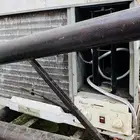 سرير ومكيف شباك