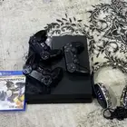 بلايستيشن 4 مع ثلاث يدات و شريط وسماعه