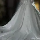 فستان زفاف مع الطرحة و عباية بيضاء