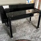 طاولة زجاجية بعجلات.