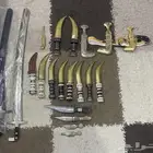 مجموعة متنوعة (سيوف وخناجر وخواتم وسبح)