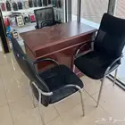 مكتب نظيف جدا مع ثلاثه كراسي