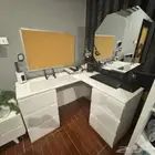 طاولة مكتب بيضاء