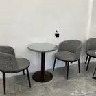 كرسيين وطاولة