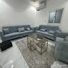 طقم كنب شبه جديد مع الستاره والطاولات والسجاد