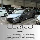 تويوتا كامري 2025 فئة قراندي اللون تيتانيوم اصفاار