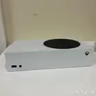 اكس بوكس سيريس اس نضيف جدا  معى يدين تحكم