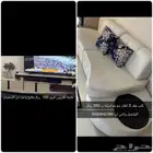 كنب مع الخداديات وطاولة تلفزيون