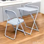 طاولة مع كرسي ملون