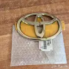 علامة شبك ذهبي لاندكروزر