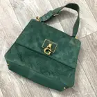 للبيع شنطة براند Guees استعمال خفيف جدا اللون اخضر ب 90