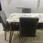 للبيع طاوله طعام بسطح رخامي وارجل معدنيه 4اشخاص