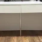 طاولة نظيفة فيها درجين