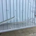 كرسي ابيض   فيه كسره واحده فقط من عند منطقة الجلوس. قوي جدا